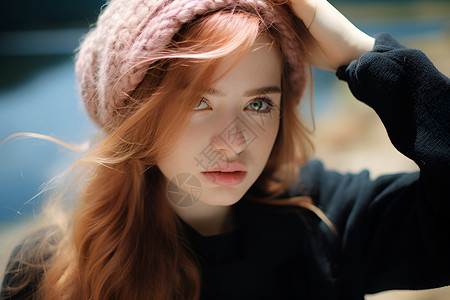 时尚年轻的红发女子背景图片