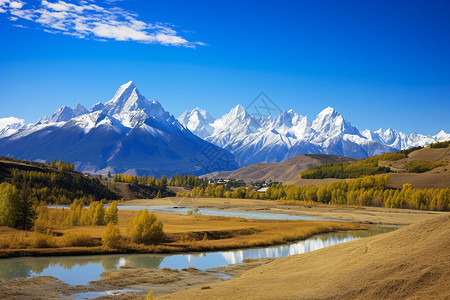 雪山过草地山峦间一条河流蜿蜒而过背景