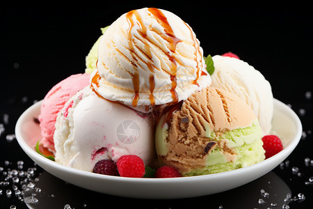 盘子里的奶油冰淇淋球背景图片