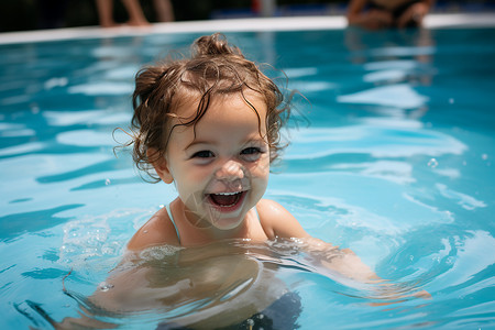 游泳池中的孩子背景图片