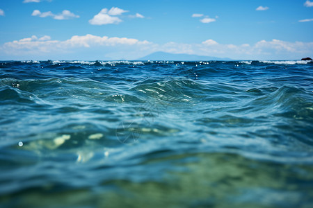 清澈海洋岸波湛蓝清澈的海水背景