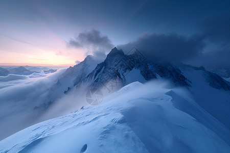 寂静的雪峰背景图片