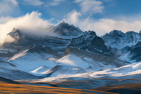 云雾缭绕的雪山巅峰背景图片