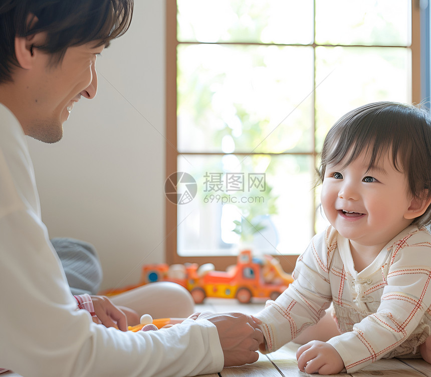 父亲与婴儿房间玩耍图片