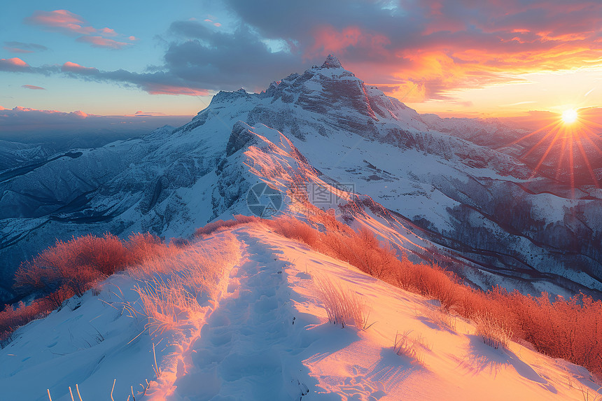 冬季晨曦的山峰图片