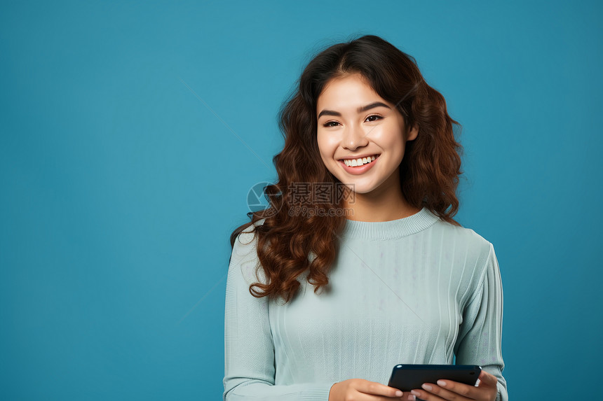 快乐的亚洲少女在蓝色墙壁前图片