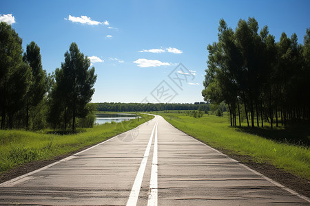 太阳地平线湖畔公路上的风景背景