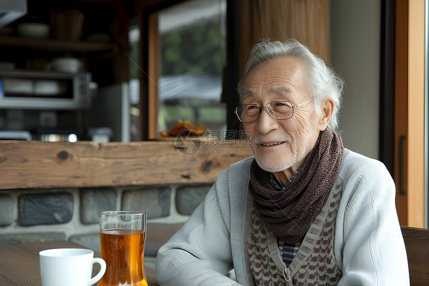 坐在桌前喝下午茶的老人图片