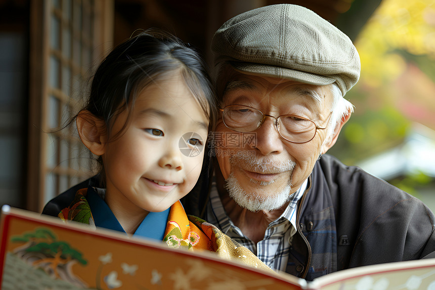 老人和女孩儿一起读书图片