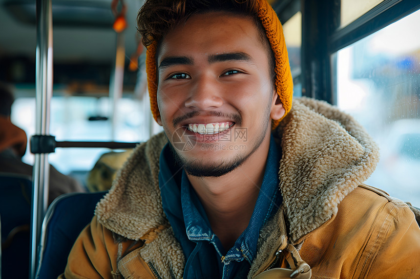 巴士上微笑的休闲男子图片