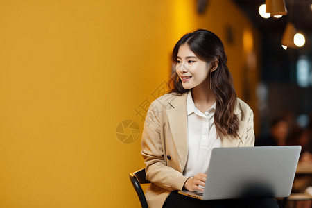 开心的工作亚洲女性使用电脑背景