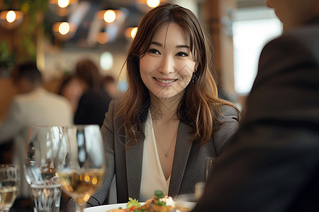 正在聚餐的女士背景图片