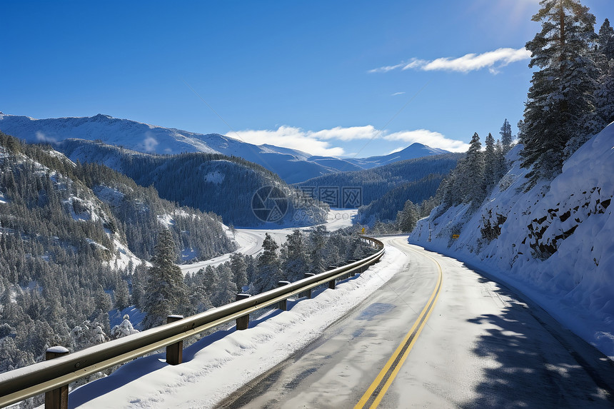 冰雪皑皑的山路图片