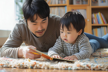 父子共读爸爸给小孩读故事书高清图片