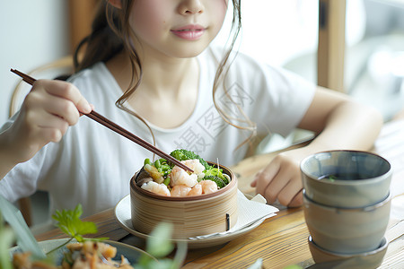 享用美食的女孩背景图片