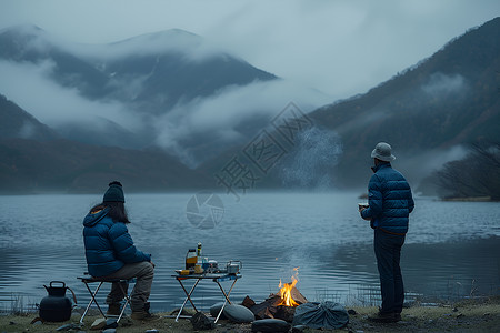 夜色中的山与湖背景图片