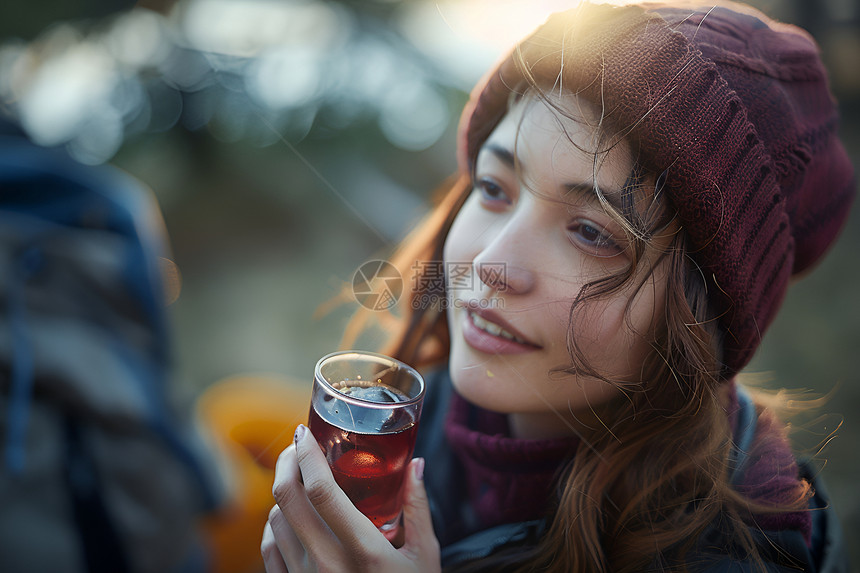 女子手握红酒杯图片