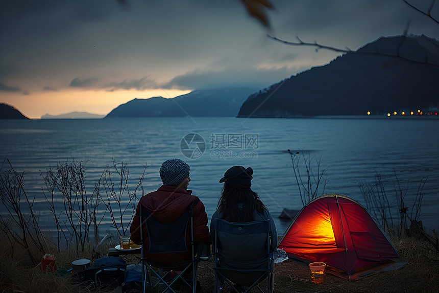 夕阳下欣赏风景的情侣图片