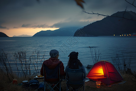 夕阳下欣赏风景的情侣背景图片