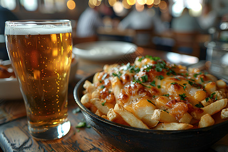 温馨酒吧啤酒和丰盈芝士薯条背景图片