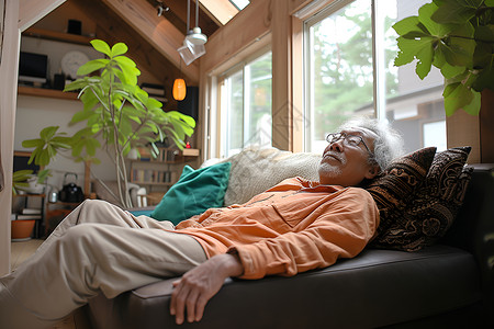 放松老人的午睡时刻高清图片