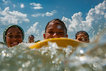在水上玩耍的孩子背景图片