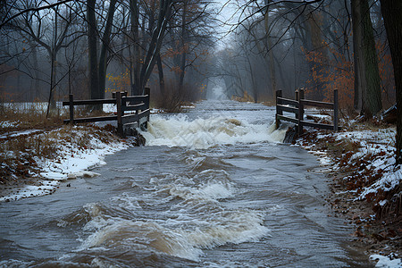 溢出堤岸的洪水高清图片