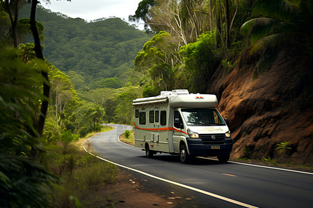 山间的道路上行驶的房车背景