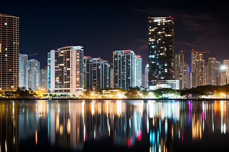 夜晚的湖面背景图片