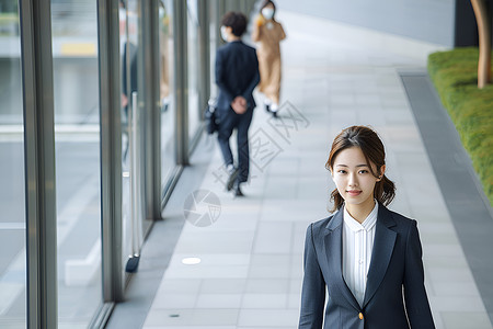 穿着西装的商务女性背景图片