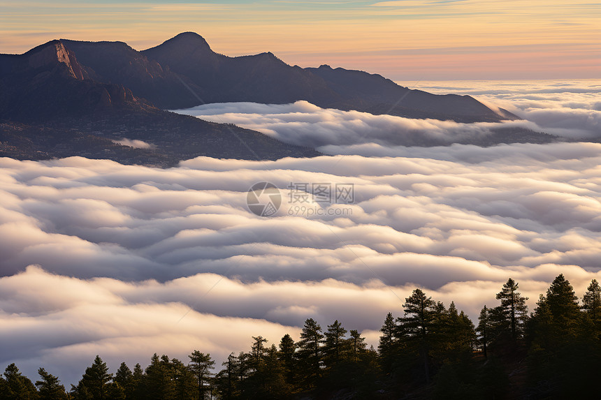 群山中的云雾风景图片