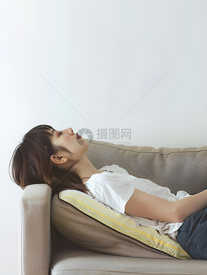 沙发上睡觉的女人图片