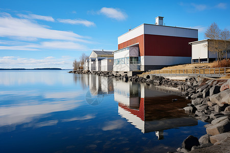 湖畔上的红白建筑背景图片