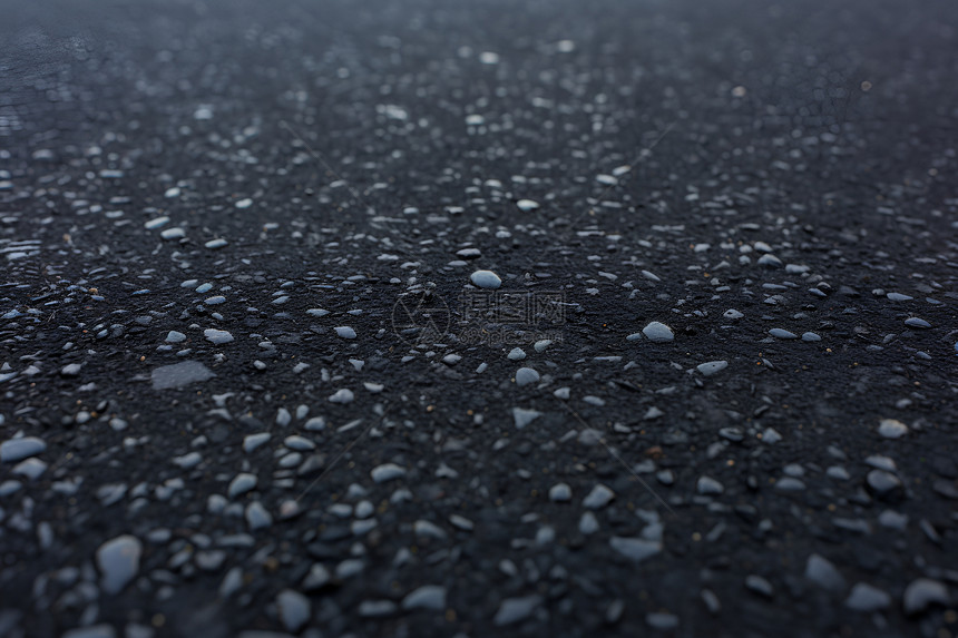 沥青道路上的石头图片