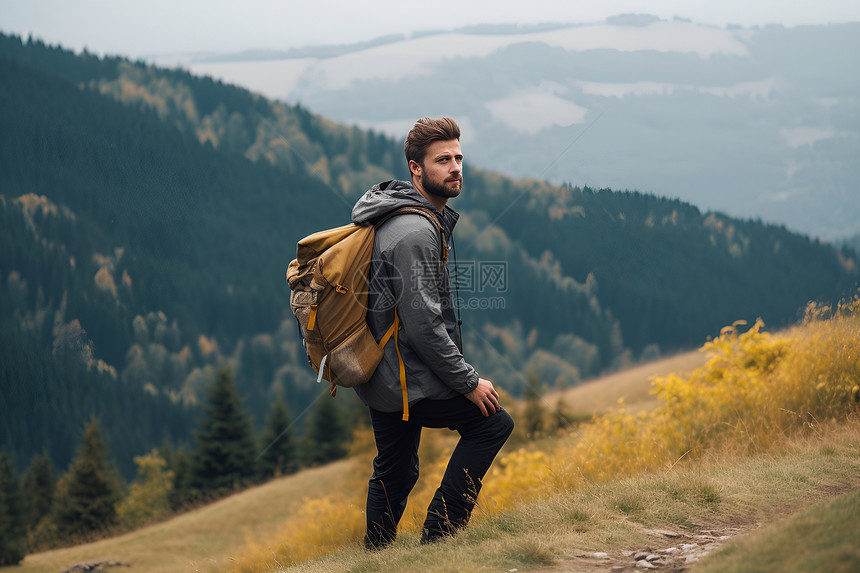 山脉中爬山的男子图片