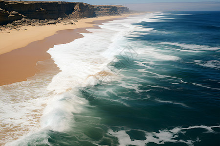 海岸边的自然波浪背景