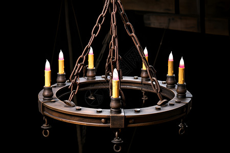 金属蜡烛罩金属吊灯上的蜡烛背景