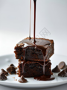 巧克力酱洒在两块糕点上高清图片