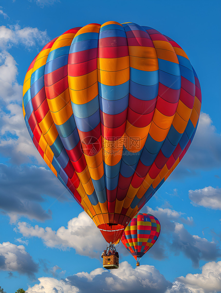 炫彩嘉年华中飞翔的热气球图片