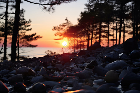 夕阳余晖下的海边岩石背景图片