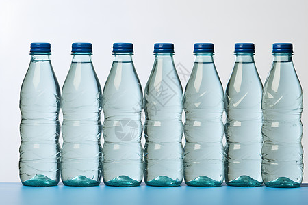 排列的透明水瓶高清图片