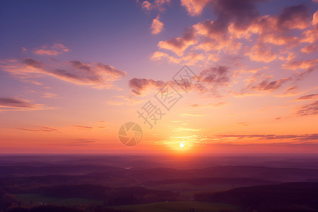 夕阳余晖下的山谷高清图片