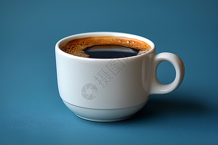 黑色的咖啡与白色瓷杯形成鲜明对比背景