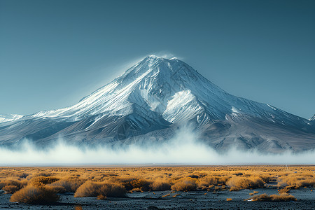 云雾中的雪山背景图片