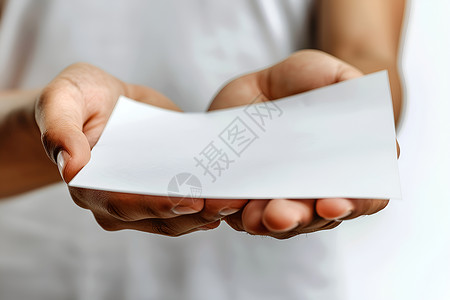 男子手握白纸高清图片