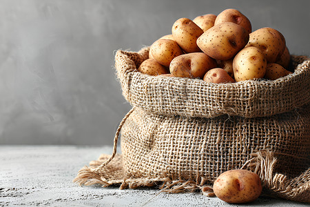 一只装满新鲜土豆的麻袋背景图片