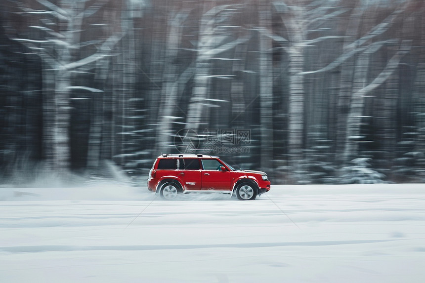 红色吉普车穿行在雪地图片