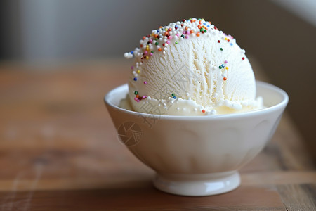 举着冰淇淋冰淇淋碗顶上洒着糖背景