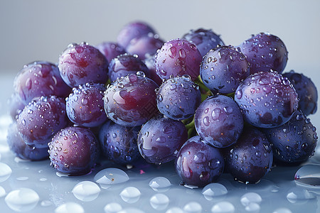 紫色葡萄沾满水珠背景图片