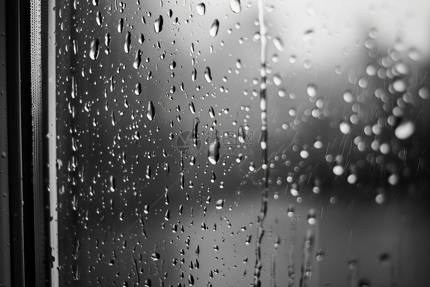 雨中窗前的街景图片